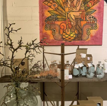 Kunstwerk en glazen flessen op een houten tafel